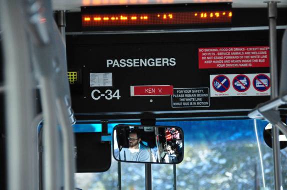 No ônibus, a caminho do início da trilha para descer o Grand Canyon, no Arizona, nos Estados Unidos